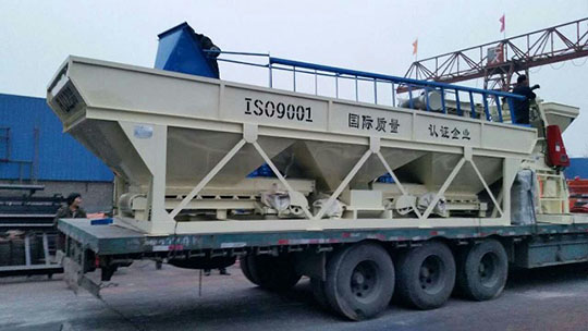 HZS60混凝土攪拌站廠(chǎng)區(qū)發(fā)貨案例